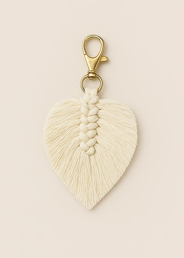 Llavero Pluma artesanal Atípica – Arte con propósito